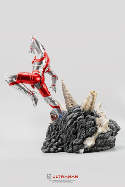 Ultraman - Ultraman Vs Black King 1:4 Scale Statue